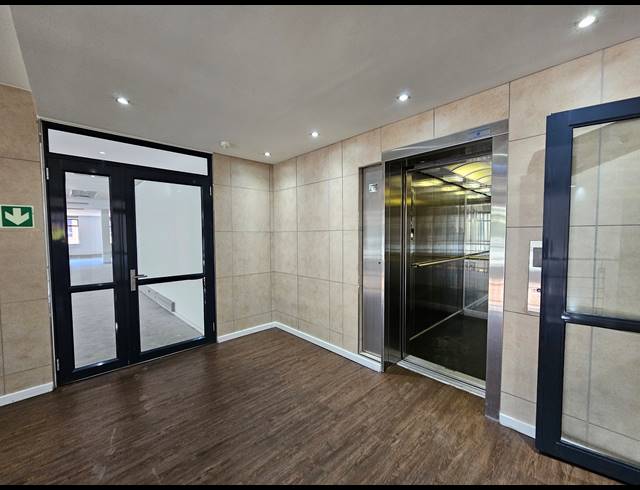 400M² OFFICE TO LET IN PLATTEKLOOF